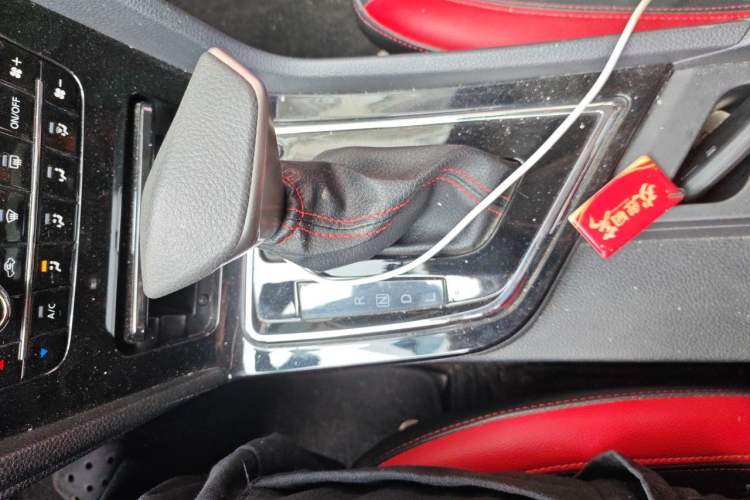 Used Venucia D60 2018 1.6L CVT Smart Connect Elite Edition Gear Lever