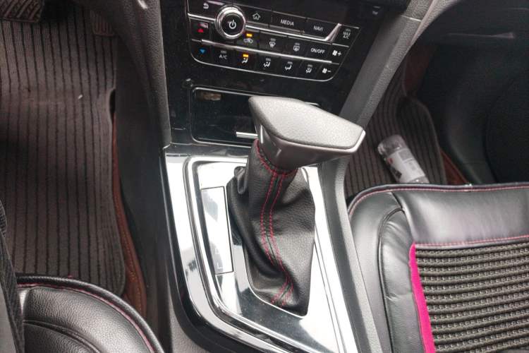 Used Venucia D60 2018 1.6L CVT Smart Connect Elite Edition Gear Lever
