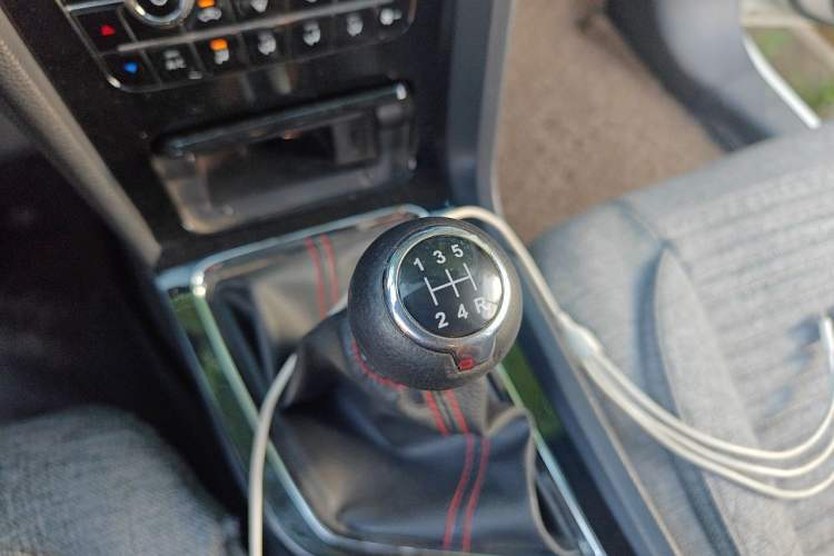 Used Venucia D60 2018 1.6L Manual Smart Connect Elite Edition Gear Lever