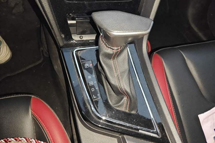 Used Venucia D60 2018 1.6L CVT Smart Connect Elite Edition Gear Lever