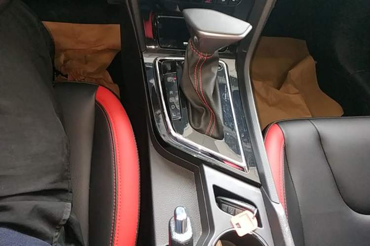 Used Venucia D60 2018 1.6L CVT Smart Connect Elite Edition Gear Lever