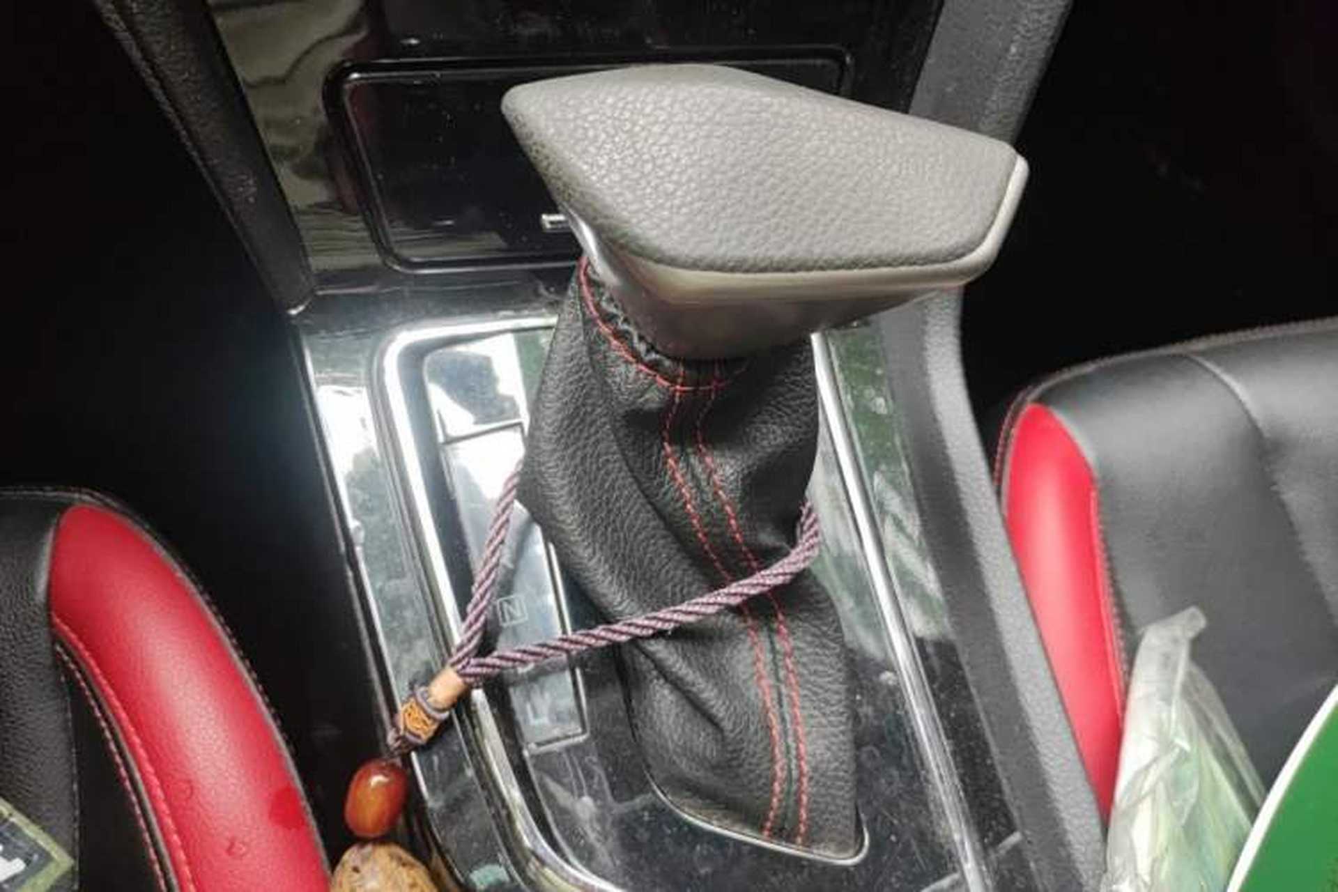 Used Venucia D60 2018 1.6L CVT Smart Connect Elite Edition Gear Lever