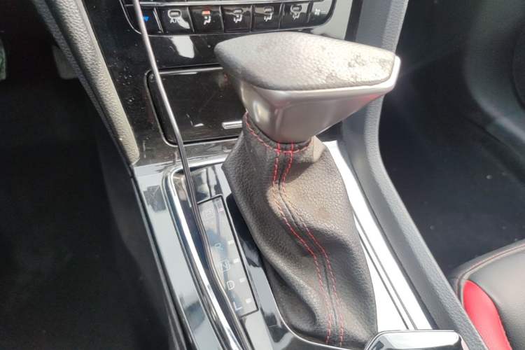Used Venucia D60 2018 1.6L CVT Smart Connect Elite Edition Gear Lever