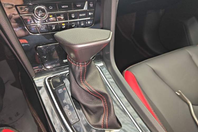 Used Venucia D60 2018 1.6L CVT Smart Connect Elite Edition Gear Lever