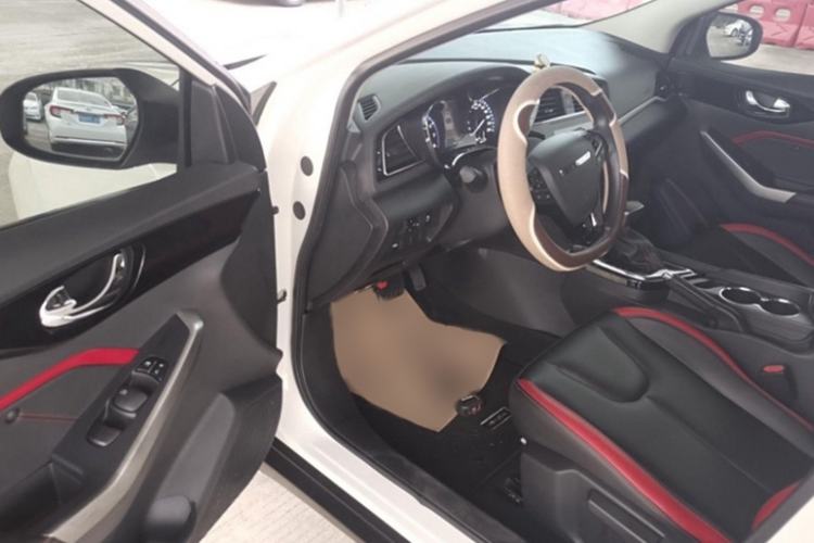 Used Venucia D60 2018 1.6L CVT Smart Connect Elite Edition Interior 2