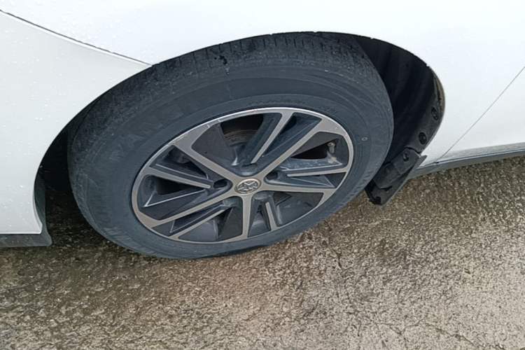 Used Venucia D60 2018 1.6L Manual Smart Connect Elite Edition Left Front Wheel Hub