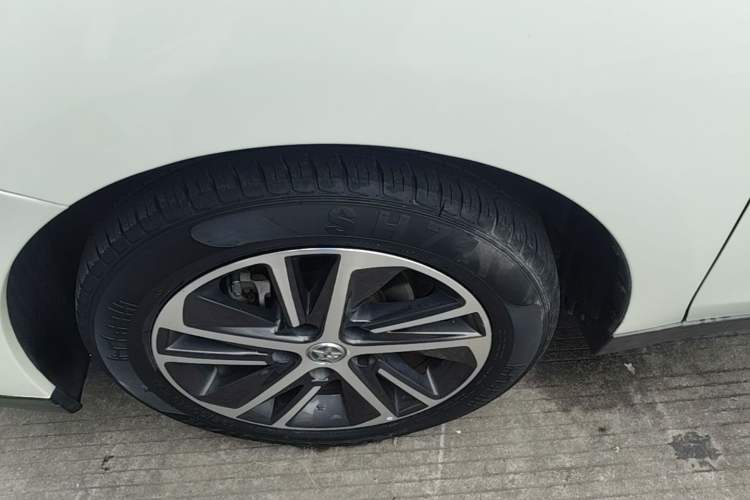 Used Venucia D60 2018 1.6L CVT Smart Connect Elite Edition Left Front Wheel Hub