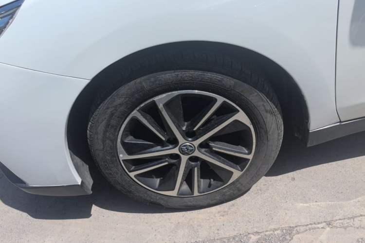 Used Venucia D60 2018 1.6L Manual Smart Connect Elite Edition Left Front Wheel Hub