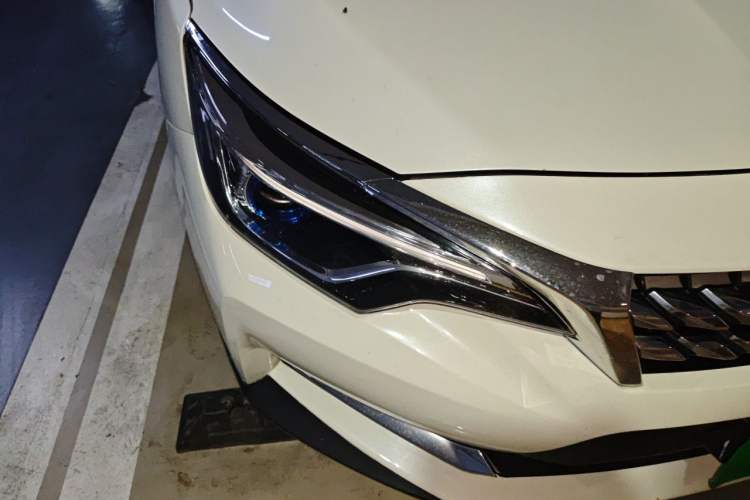Used Venucia D60 2018 1.6L CVT Smart Connect Elite Edition Right Front Headlight