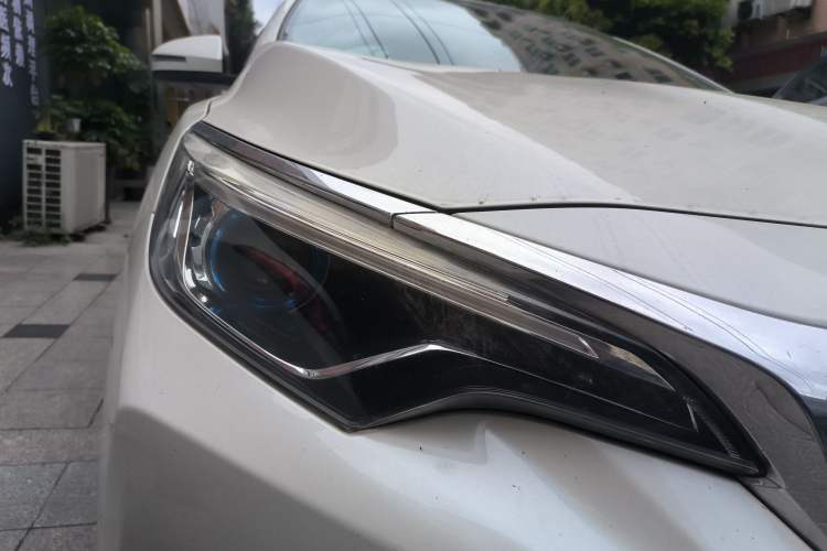 Used Venucia D60 2018 1.6L CVT Smart Connect Elite Edition Right Front Headlight
