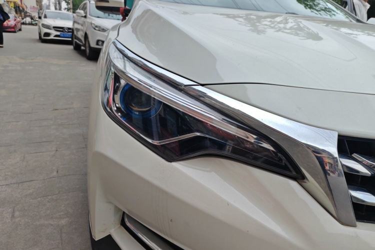 Used Venucia D60 2018 1.6L CVT Smart Connect Elite Edition Right Front Headlight