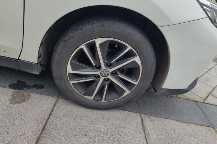 Used Venucia D60 2018 1.6L CVT Smart Connect Elite Edition Right Front Wheel Hub