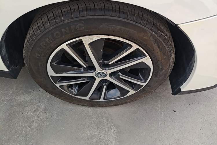 Used Venucia D60 2018 1.6L CVT Smart Connect Elite Edition Right Front Wheel Hub