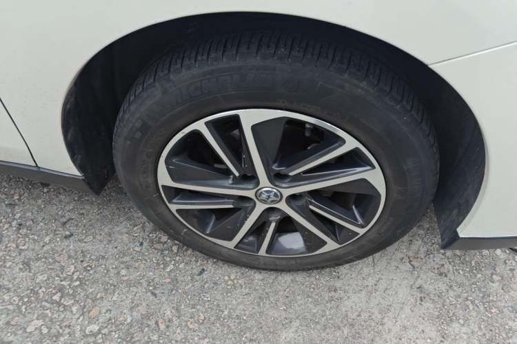 Used Venucia D60 2018 1.6L CVT Smart Connect Elite Edition Right Front Wheel Hub
