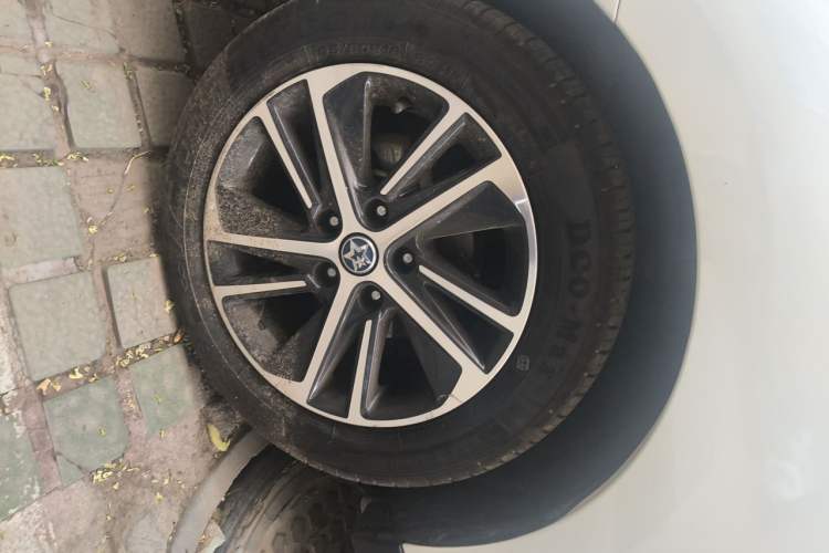 Used Venucia D60 2018 1.6L CVT Smart Connect Elite Edition Right Front Wheel Hub