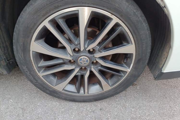 Used Venucia D60 2018 1.6L CVT Smart Connect Luxury Edition Right Front Wheel Hub