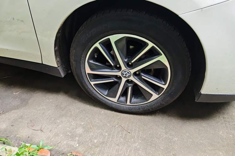 Used Venucia D60 2018 1.6L Manual Smart Connect Elite Edition Right Front Wheel Hub
