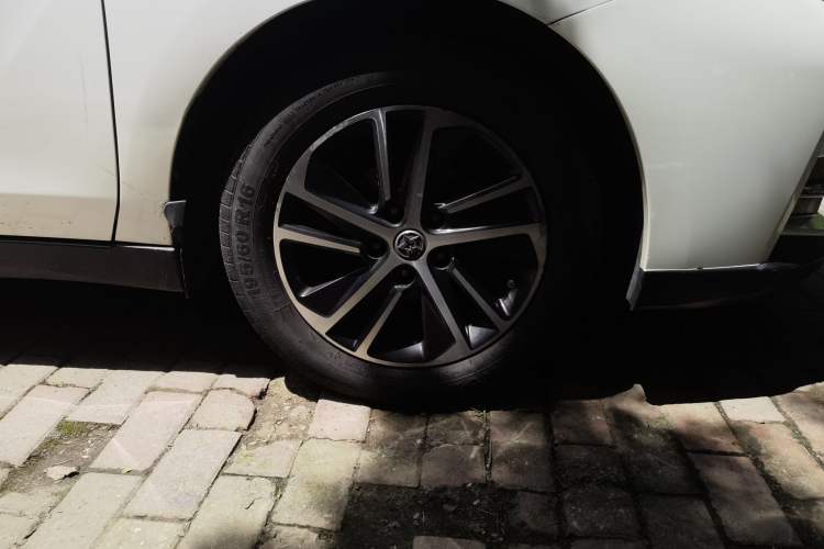 Used Venucia D60 2018 1.6L CVT Smart Connect Elite Edition Right Front Wheel Hub
