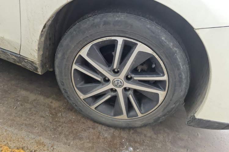 Used Venucia D60 2018 1.6L CVT Smart Connect Elite Edition Right Front Wheel Hub
