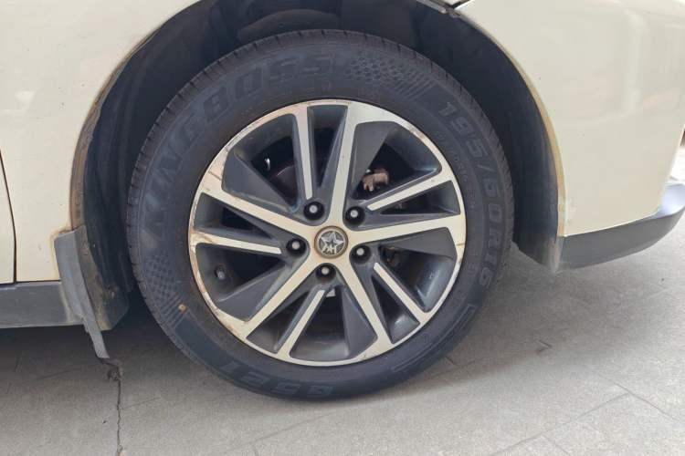 Used Venucia D60 2018 1.6L CVT Smart Connect Elite Edition Right Front Wheel Hub