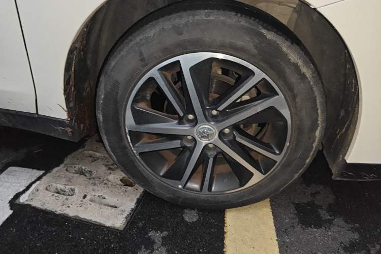 Used Venucia D60 2018 1.6L CVT Smart Connect Elite Edition Right Front Wheel Hub