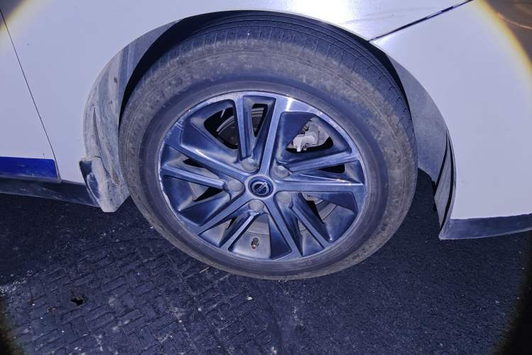 Used Venucia D60 2018 1.6L CVT Smart Connect Elite Edition Right Front Wheel Hub