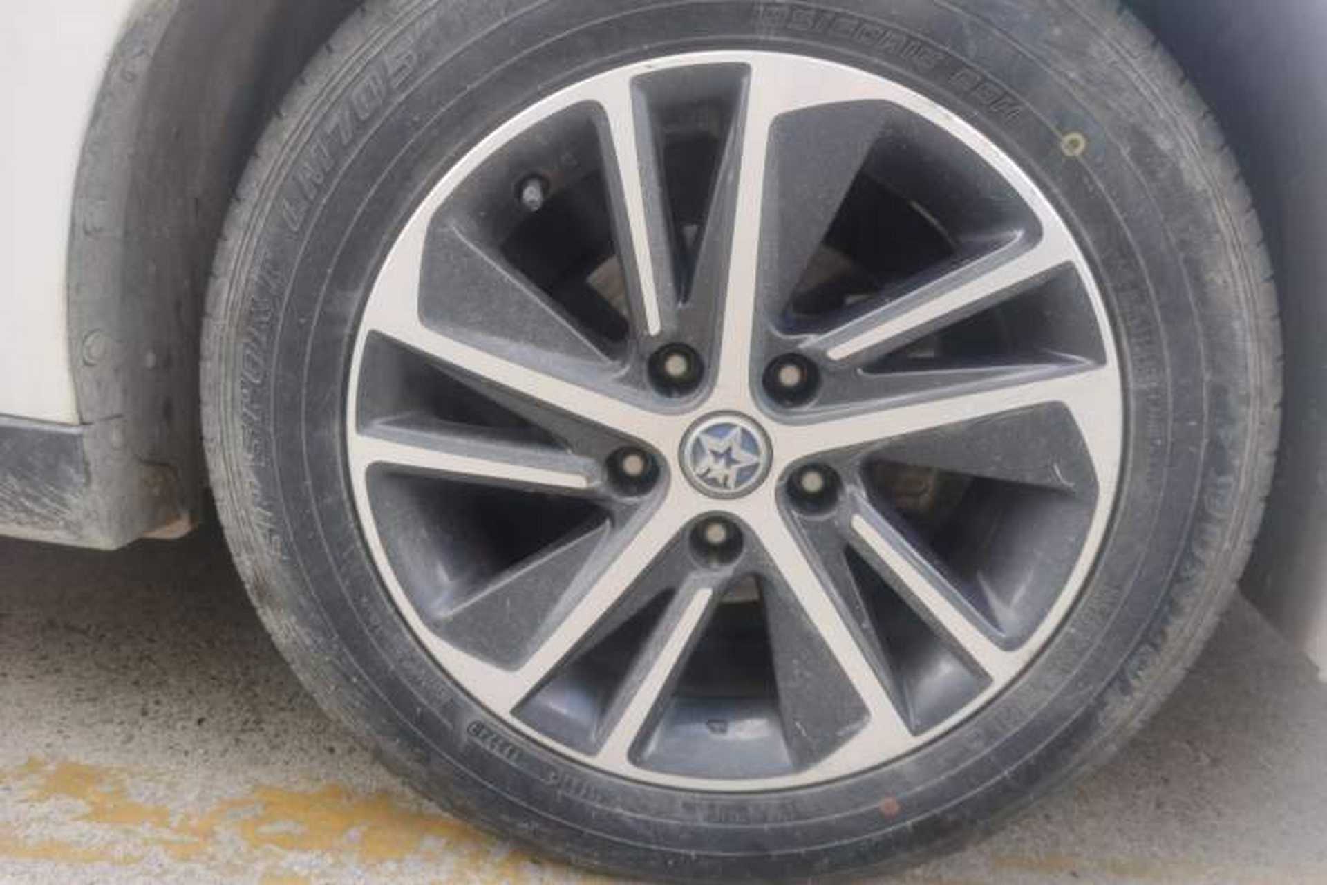 Used Venucia D60 2018 1.6L CVT Smart Connect Elite Edition Right Front Wheel Hub