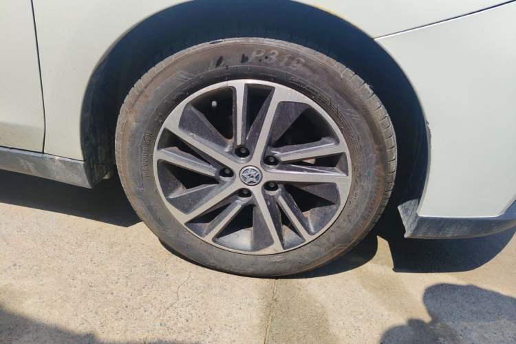 Used Venucia D60 2018 1.6L CVT Smart Connect Elite Edition Right Front Wheel Hub