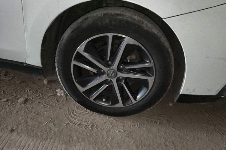 Used Venucia D60 2018 1.6L Manual Smart Connect Elite Edition Right Front Wheel Hub