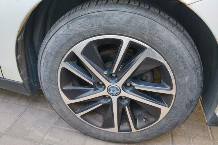 Used Venucia D60 2018 1.6L Manual Smart Connect Elite Edition Right Front Wheel Hub