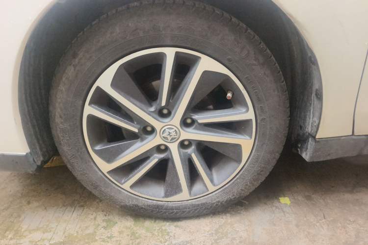 Used Venucia D60 2018 1.6L Manual Smart Connect Elite Edition Right Front Wheel Hub