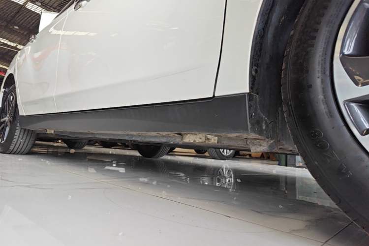 Used Venucia D60 2018 1.6L CVT Smart Connect Elite Edition Right Side Sill