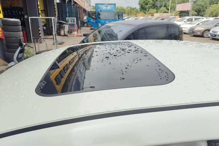 Used Venucia D60 2018 1.6L CVT Smart Connect Elite Edition Roof