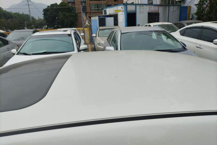 Used Venucia D60 2018 1.6L CVT Smart Connect Elite Edition Roof