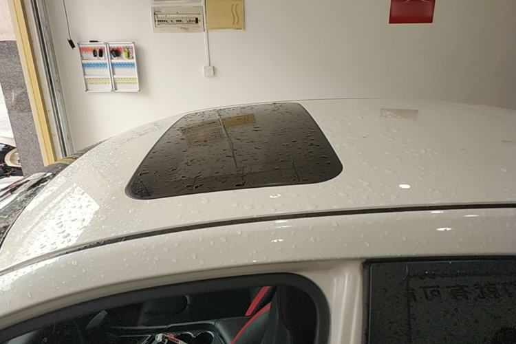 Used Venucia D60 2018 1.6L CVT Smart Connect Elite Edition Roof