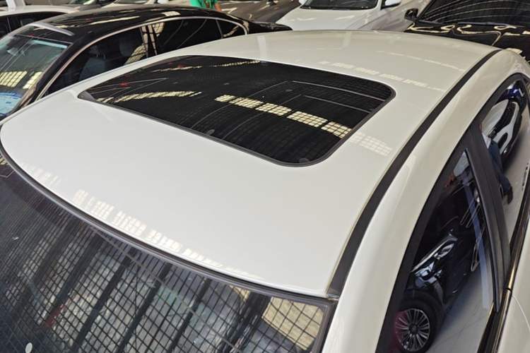 Used Venucia D60 2018 1.6L CVT Smart Connect Elite Edition Roof