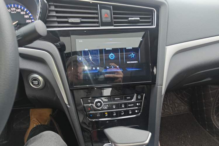 Used Venucia D60 2019 100 000 Honor 1.6L XL CVT Chenku Edition China VI Standard Audio And AC Panel