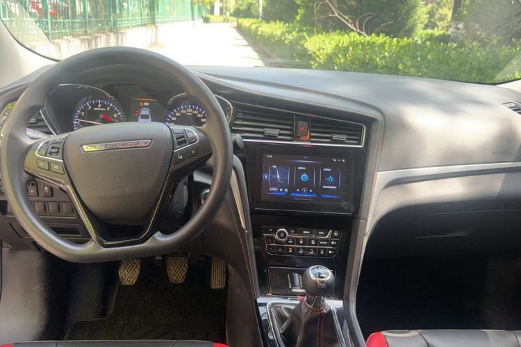Used Venucia D60 2019 100 000 Glory 1.6L XL Manual Chenku Edition China VI Center Console