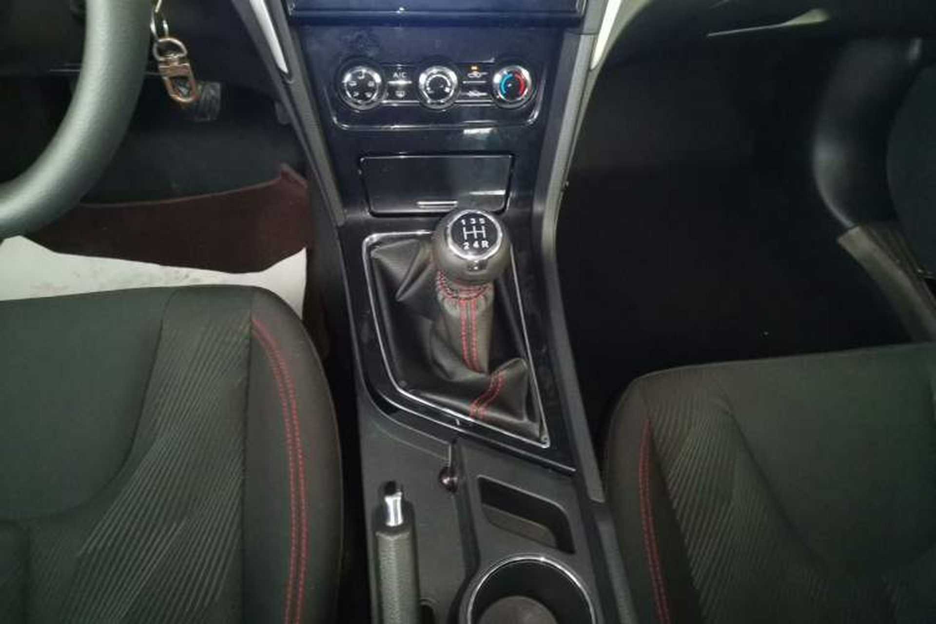 Used Venucia D60 2019 1.6L Entry Manual Fashion Edition Gear Lever
