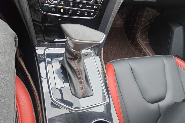 Used Venucia D60 2019 100 000 Honor 1.6L XL CVT Chenku Edition China VI Standard Gear Lever