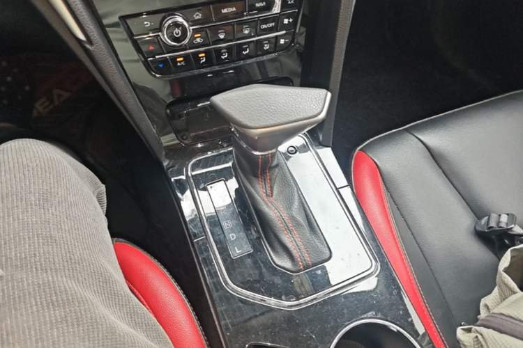 Used Venucia D60 2019 1.6L XL CVT SmartConnect Elite Edition (ISS) Gear Lever