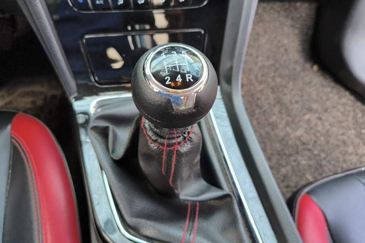 Used Venucia D60 2019 1.6L XL Manual SmartConnect Elite Edition Gear Lever