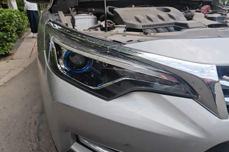 Used Venucia D60 2019 100 000 Honor 1.6L XL CVT Chenku Edition China VI Standard Right Front Headlight