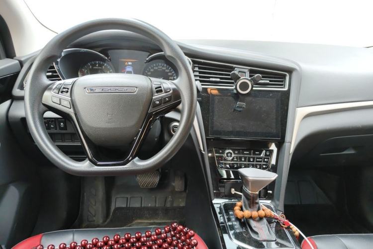 Used Venucia D60 2019 1.6L XL CVT Smart Connect Elite Edition Center Console
