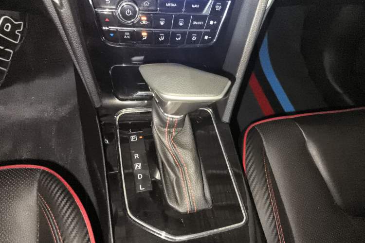 Used Venucia D60 2019 100 000-Yuan Glory 1.6L XV CVT Chenyue Edition China VI Standard Gear Lever