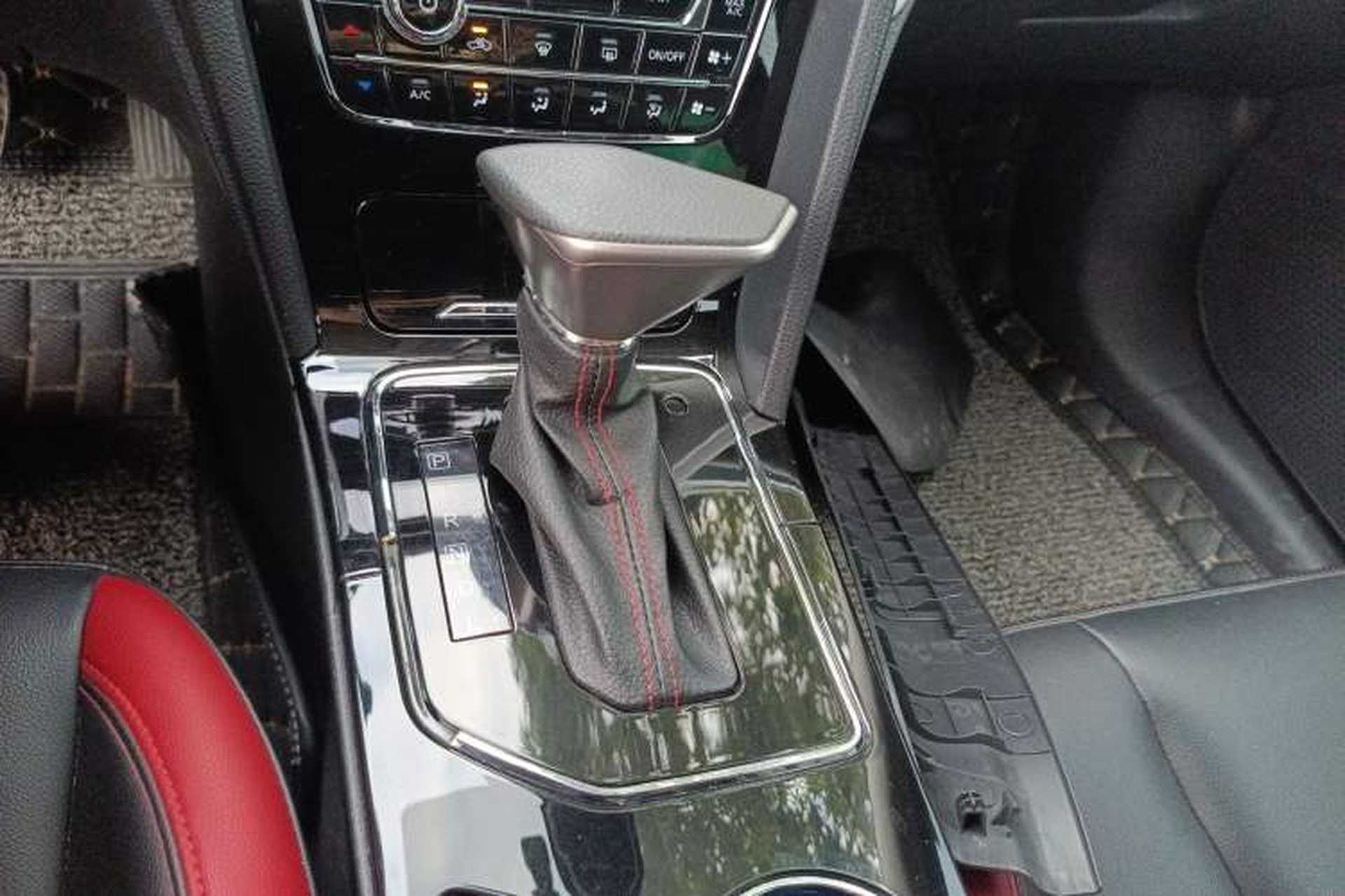 Used Venucia D60 2019 100 000 Honor 1.6L XL CVT Chenku Edition China VI Standard Gear Lever