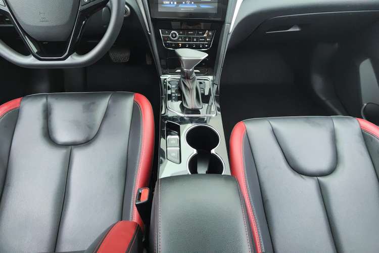 Used Venucia D60 2019 100 000 Honor 1.6L XL CVT Chenku Edition China VI Standard Gear Lever