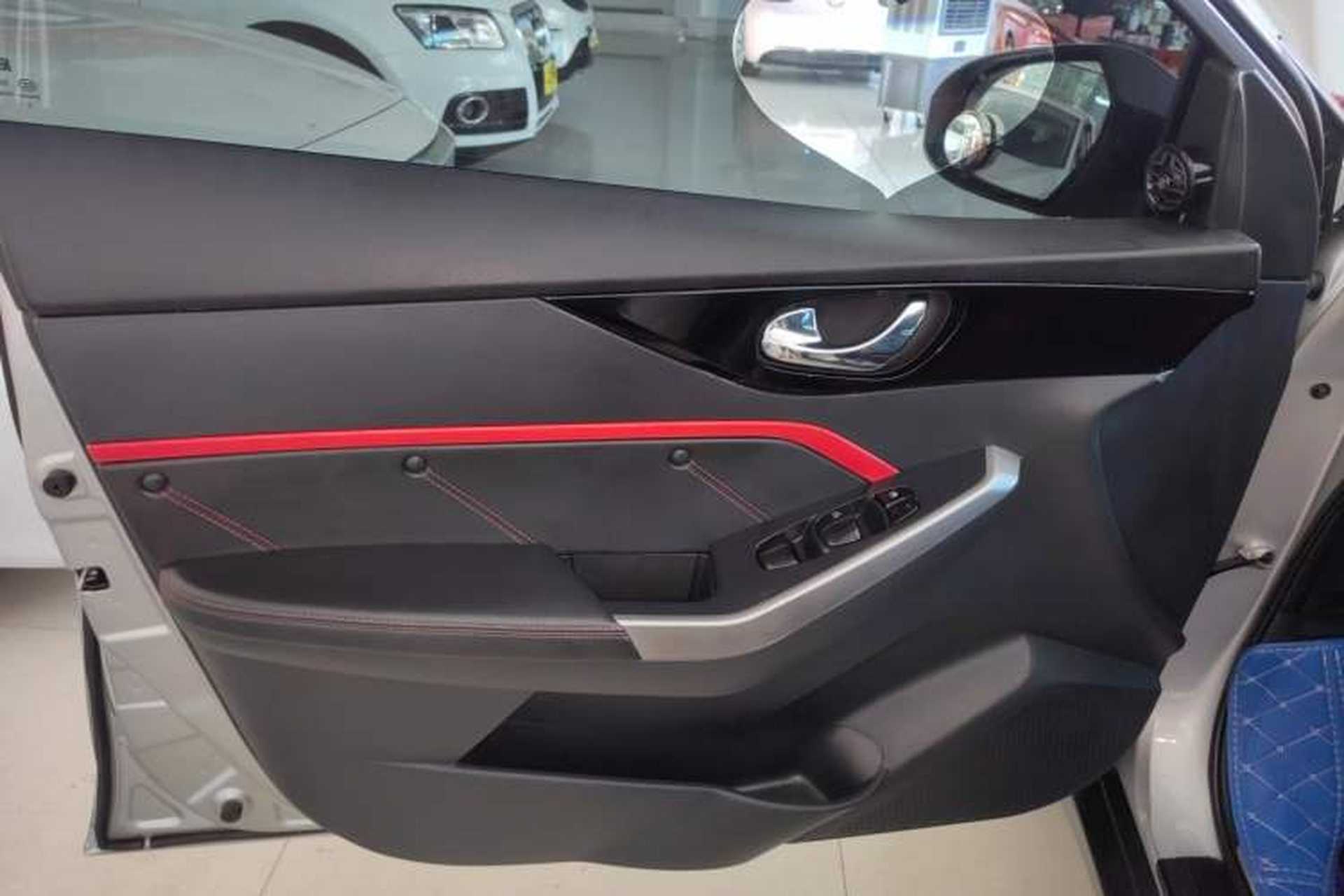 Used Venucia D60 2019 100 000 Honor 1.6L XL CVT Chenku Edition China VI Standard Left Front Door Interior