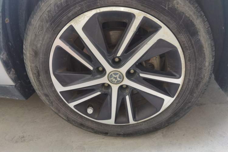 Used Venucia D60 2019 1.6L XL CVT Smart Connect Elite Edition Right Front Wheel Hub