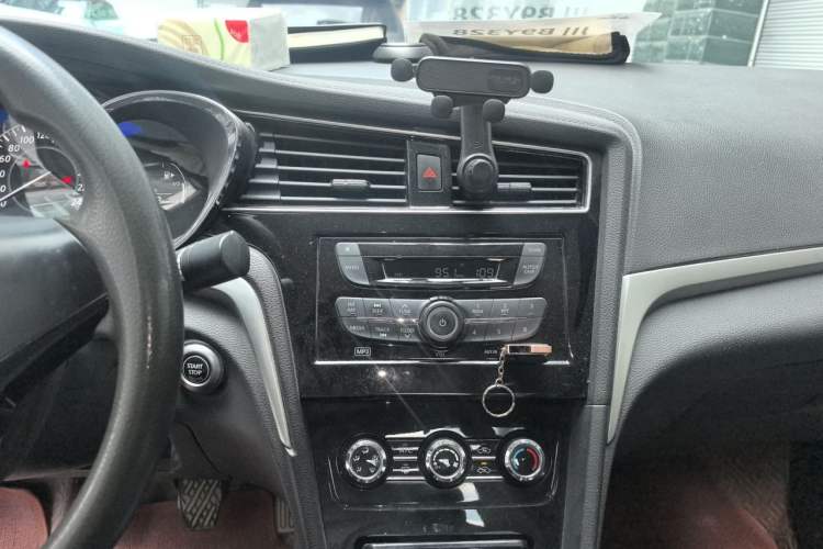 Used Venucia D60 2019 1.6L XE Manual Comfort Edition Audio And AC Panel